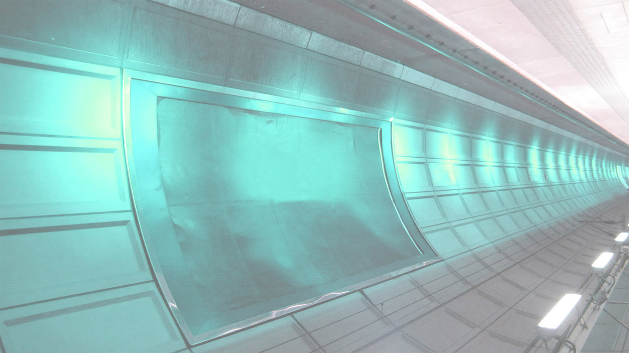 Blauer U-Bahn-Tunnel, auf dem Kopf stehend
